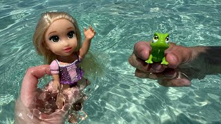 Rapunzel Learns to Dive with Mermaids! Barbie Pretend Play! 