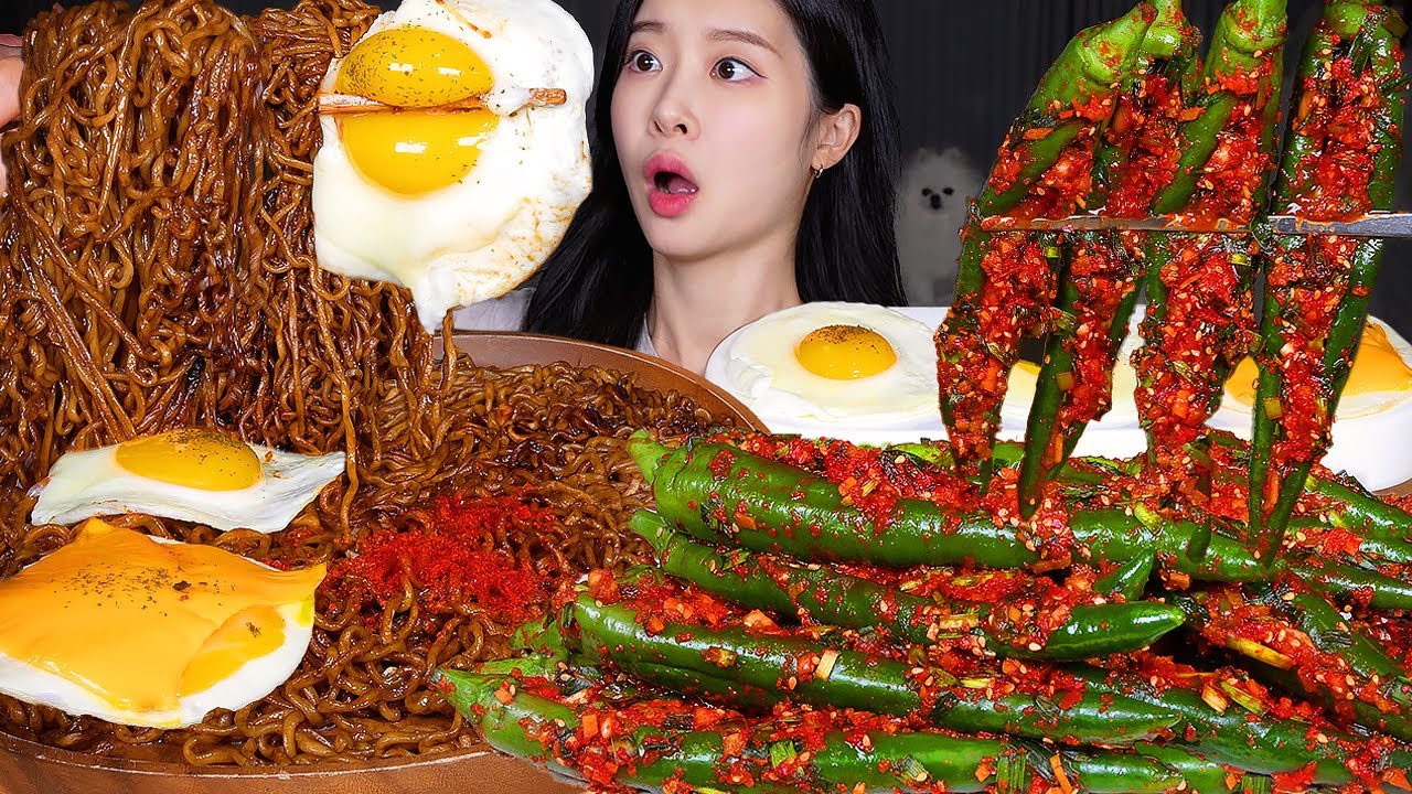 ASMR MUKBANG | 🌶 Острое чили-кимчи 🌶 Лапша с чёрной фасолью X3, острый перец и яичница