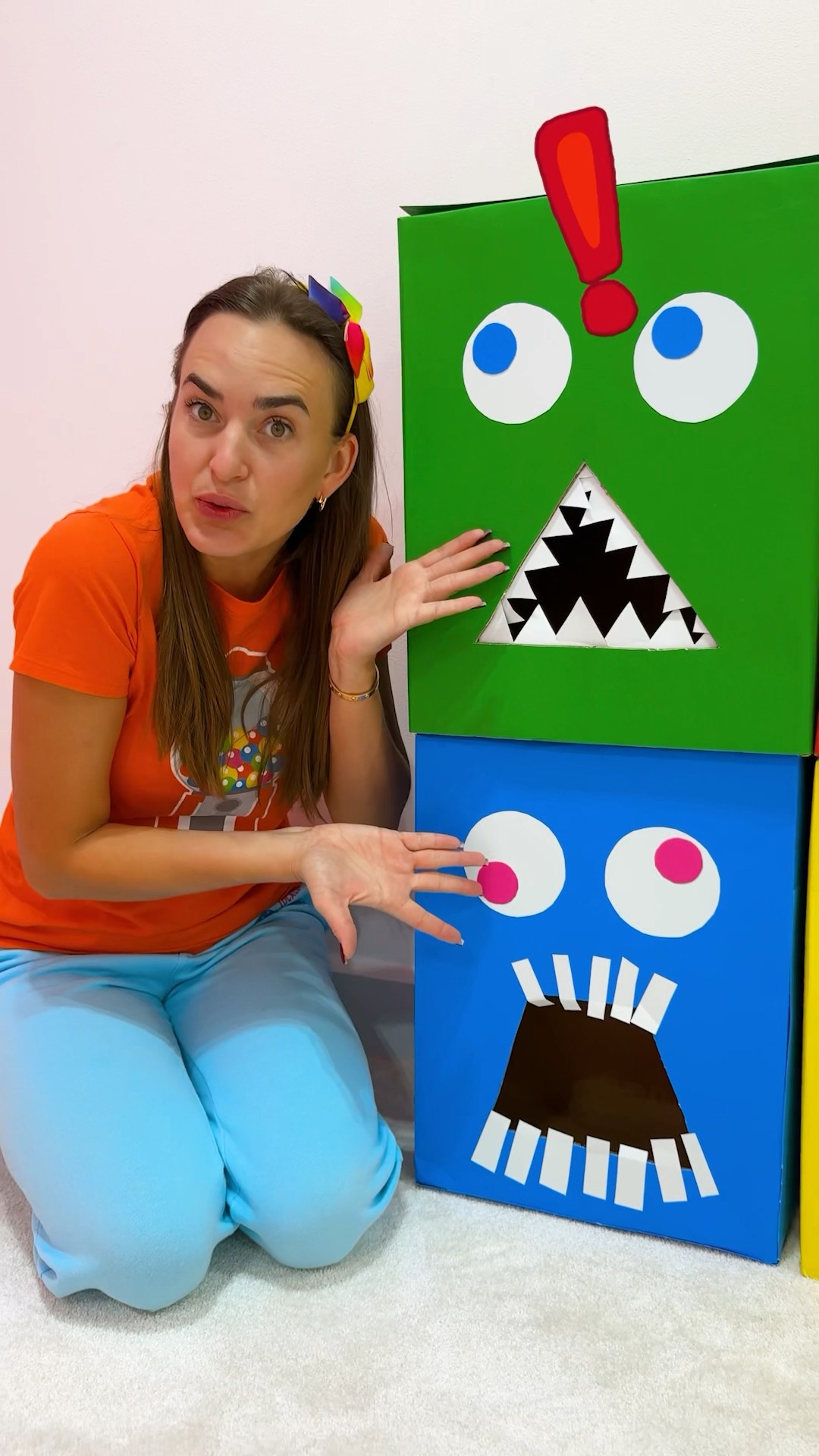 Baby Alice and Mom learn colors with boxes
