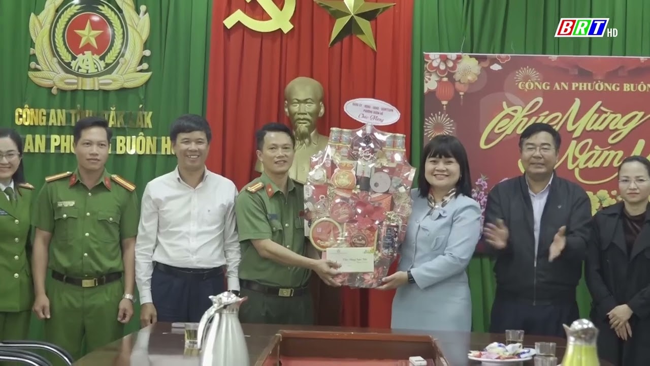 Lãnh đạo phường Buôn Hồ thăm, tặng quà gia đình chính sách, các cơ quan, đơn vị nhân dịp Tết