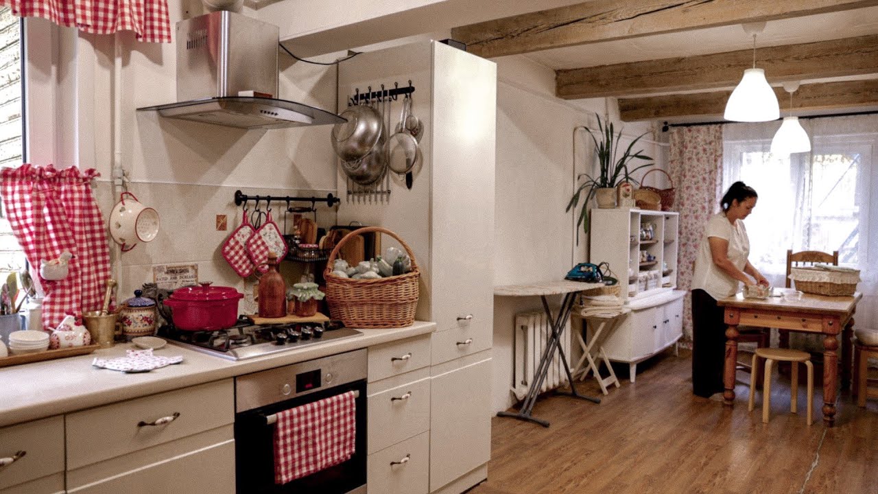 THE JOYS OF SIMPLE COUNTRY LIFE. Making Blueberry Pie and Zucchini Blossoms. Unplanned Sewing