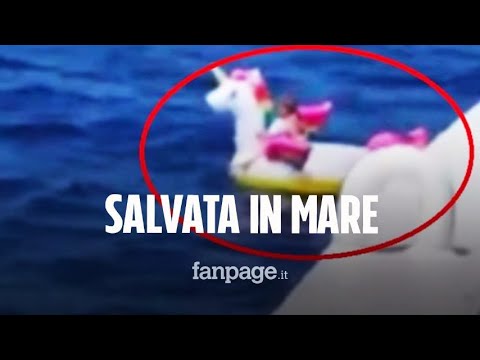 Bambina finisce in mare aperto sul suo unicorno gonfiabile: salvata da un traghetto