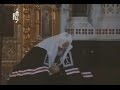Святейший Патриарх встаёт на колени