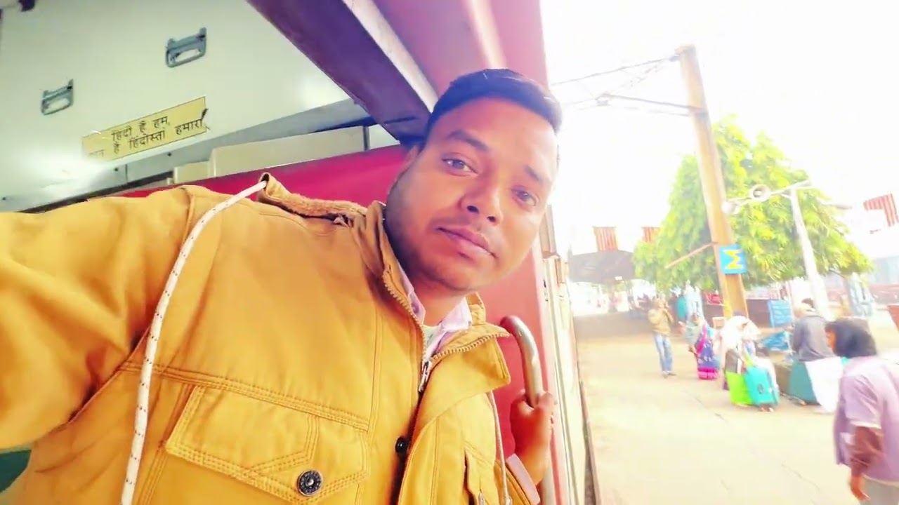 Dariyabaad to Kolkata Doon express train 13010 . Lucknow to Howrah train. 