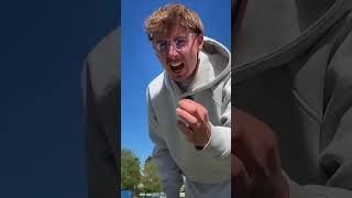 POV: Vater mit Sohn auf Fußball Feld