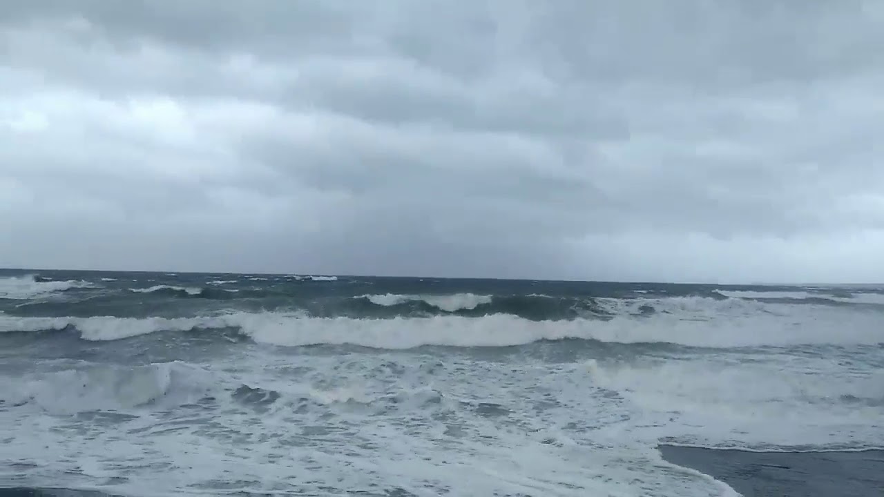 Así esta la playa en Marbella por el temporal Bruno
