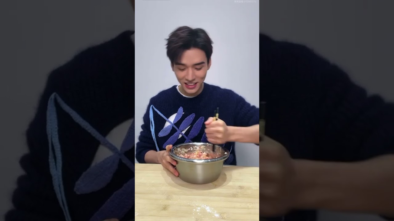 Gong Jun making dumplings at live stream! 龚俊直播包饺子！