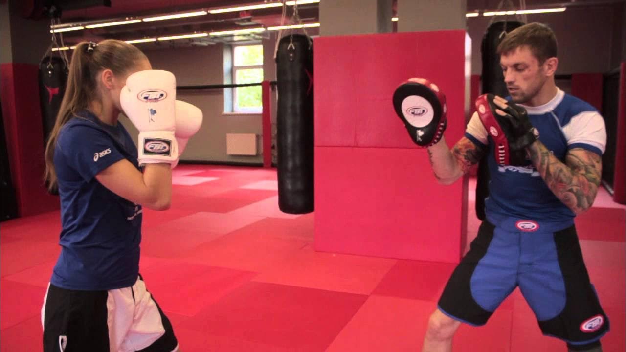 Клуб бокса монарх. Работа на лапах в боксе. Комбинации тренировок на лапах. Работа на лапах индивидуальная тренировка. Лапа для отработки ударов.