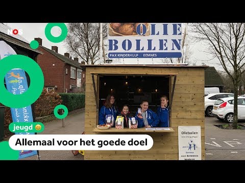 Meiden bakken oliebollen en appelflappen