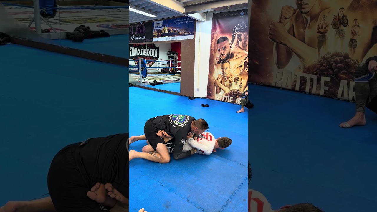 Как связать человека наручниками и приковать его к рукам и ногам