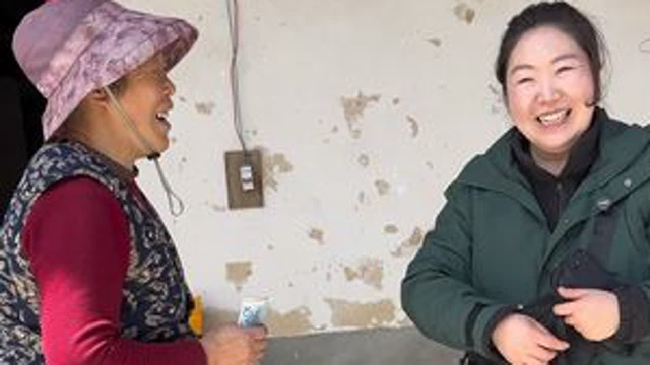 阿姨腌制的腊肉加了辣椒花椒，香得很。跑山收山货的日子久了，和老乡们从陌生到熟悉。每次去都往我手里塞自家的好东西，还要留我吃饭，这情谊，千金不换。