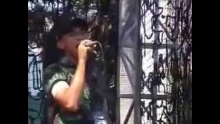 Keren, Prajurit TNI menyanyikan lagu She's Gone-nya Steelheart.