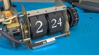 Can I fix a $5 thrifted Flip Clock? Bulb Replacement Vintage General Electric Japan