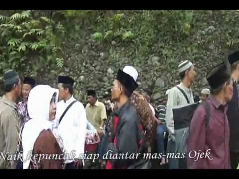 Azab di makam Sunan Giri  Doovi