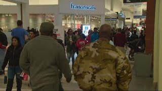 Many rush to buy last-minute Christmas gifts