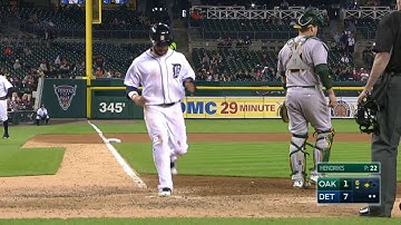 OAK@DET: Upton hits a sac fly to knock in Aviles