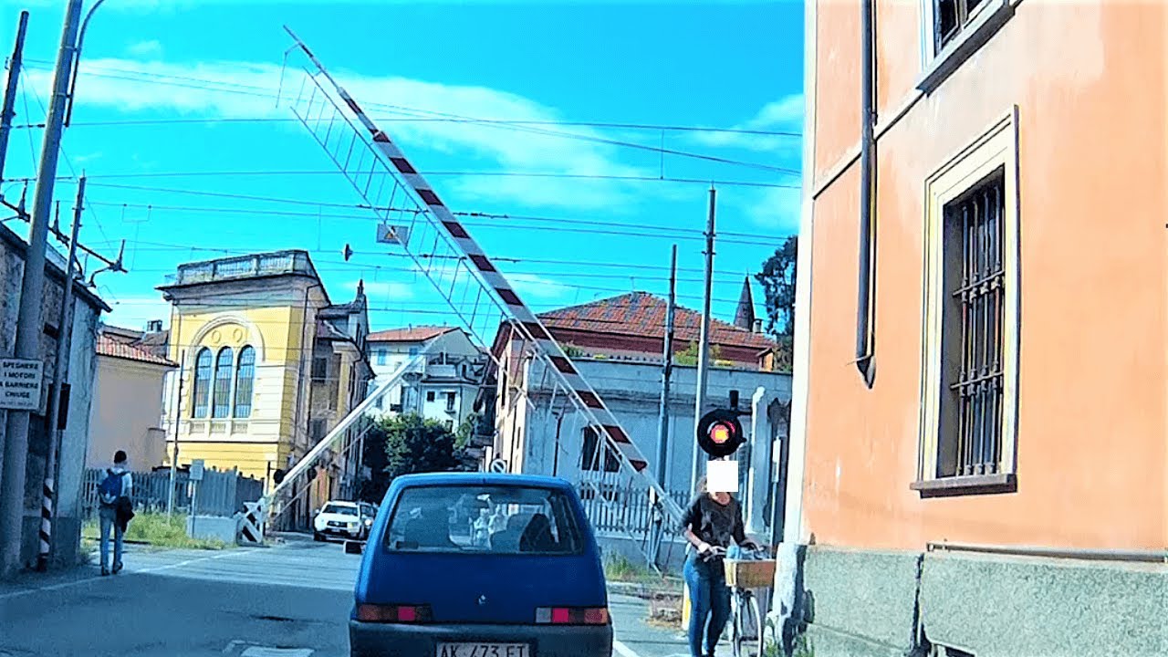 In attesa del regionale Savona-Alessandria al passaggio a livello Acqui Terme (AL) Via Chiabrera