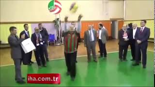 Binali Yıldırım Aykut Elmas Ile Voleybol Oynuyor