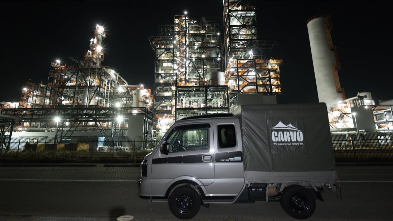 Сон в одиночестве в легковом грузовике в безлюдной промышленной зоне поздно ночью.