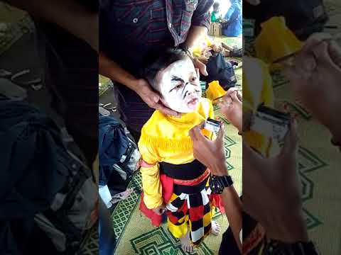 LUCU MUKA ANAK KECIL KETIKA DI DANDANI JARANAN!!!!  DJAMIN LUCU