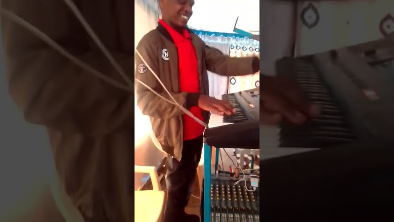 🙆🙆See how Prince Tonnie-d shocked people playing Rhumba in church😂😂😂