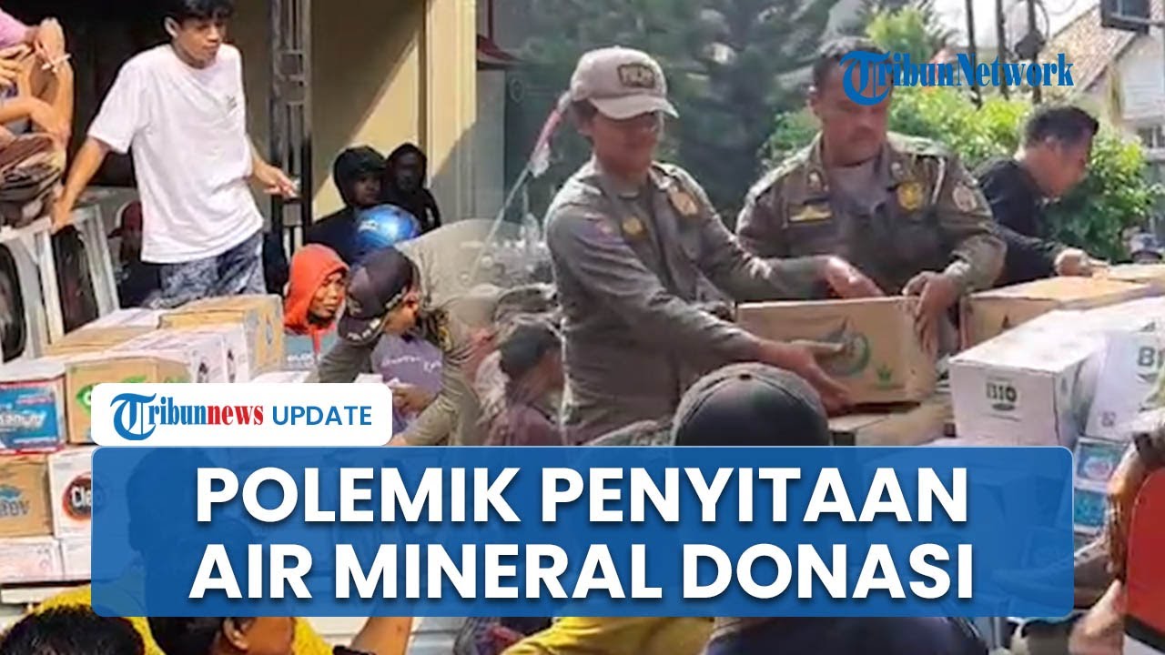 Detik-detik Warga Pati Rampas Air Mineral yang Disita Satpol PP Sambil Bawa Bendera One Piece