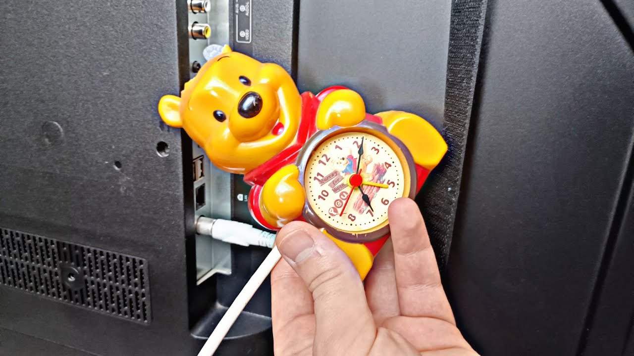 Can you make a strong TV antenna with a desk clock?! - YouTube