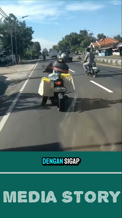 Pengendara motor ini mengantuk saat sedang mengendarai motor nya #shorts