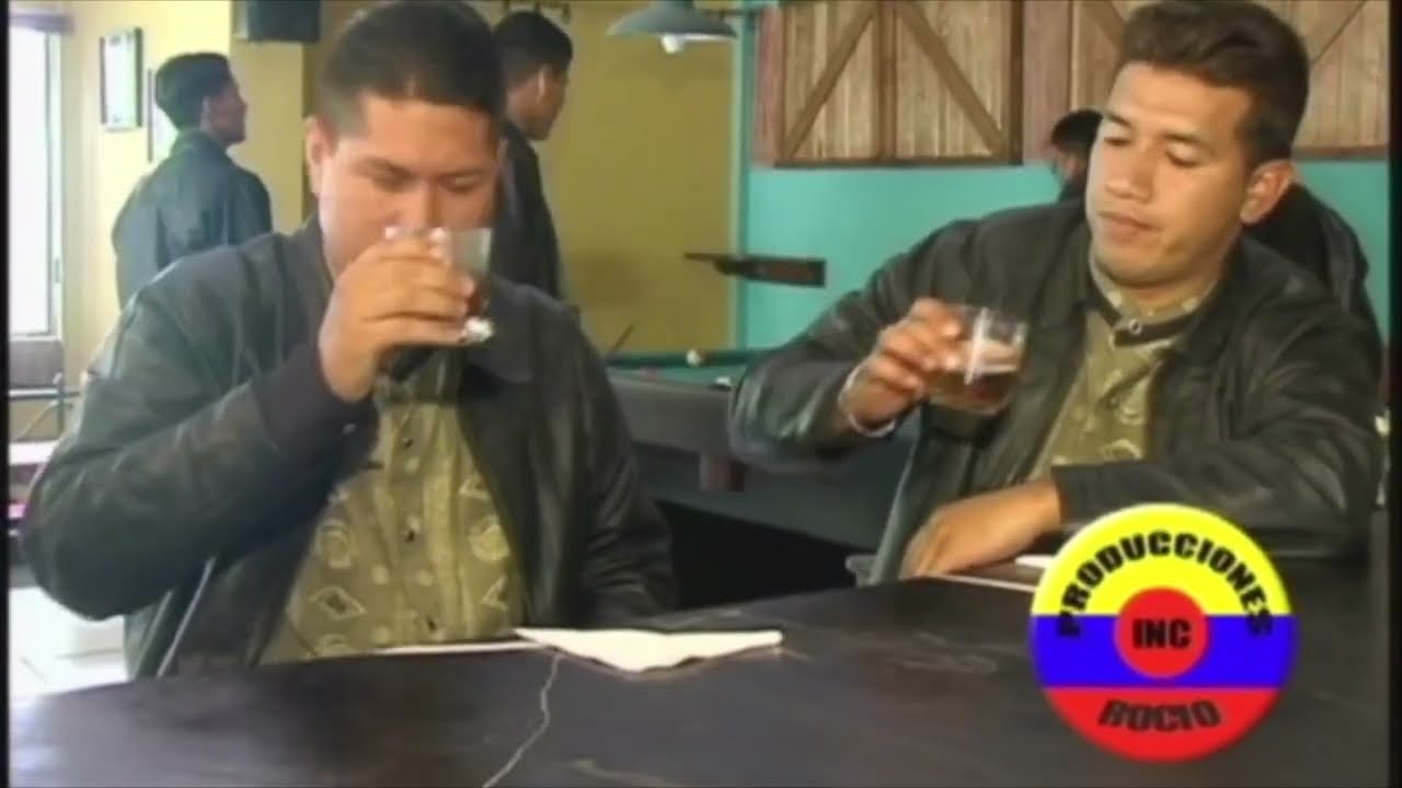 Sentado en un Bar Show Star del Ecuador