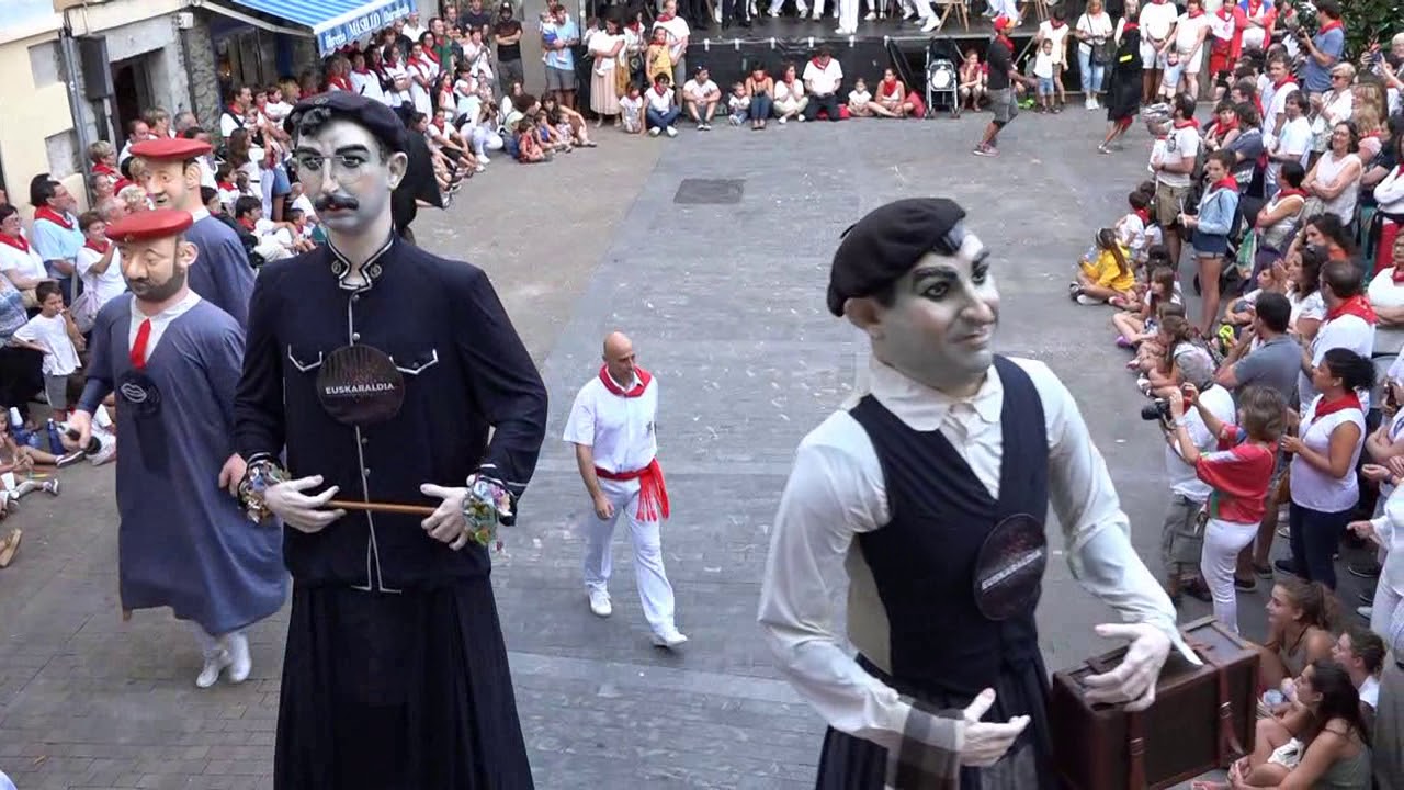 Gaiteros de Estella. Despedida de los gigantes de Deba