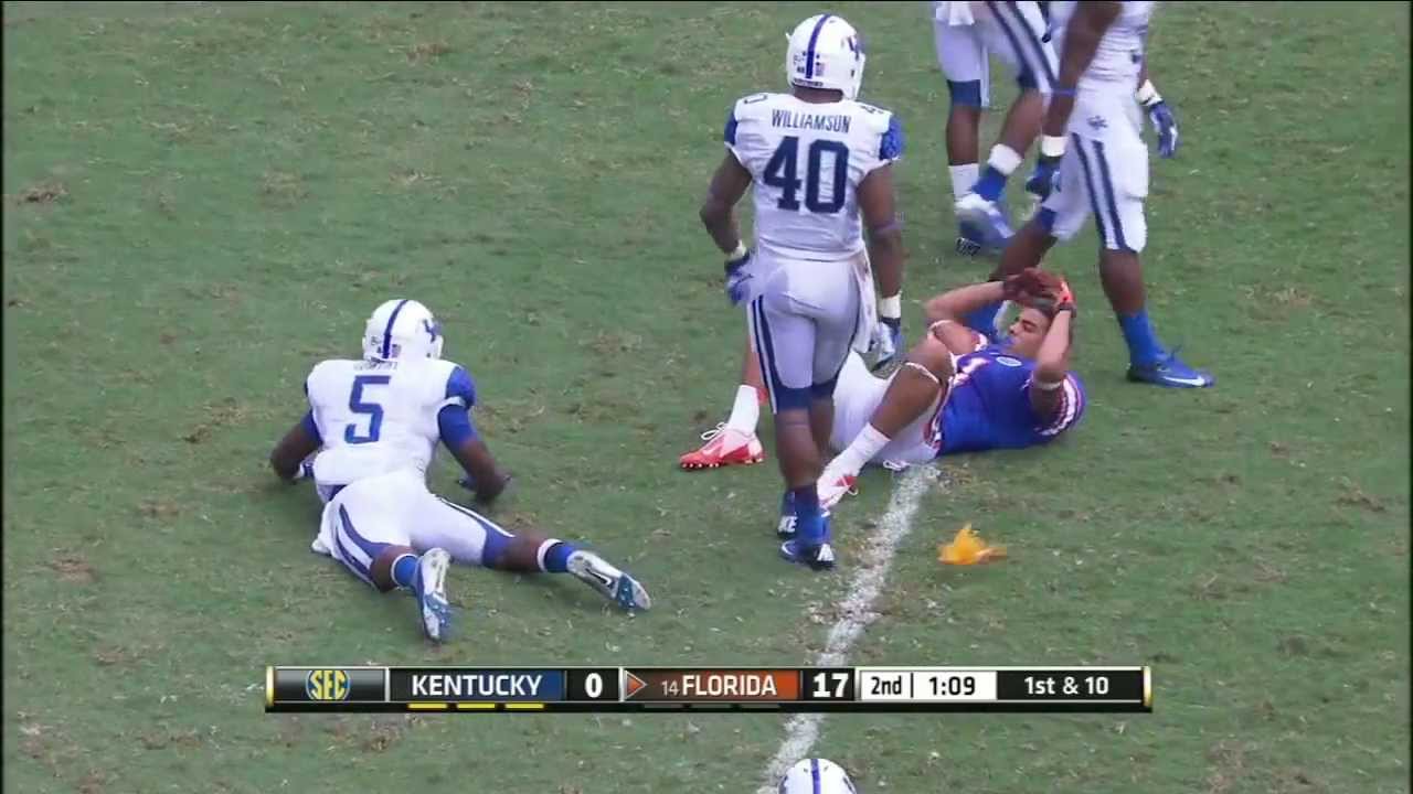 Floridas Jordan Reed makes the great catch and loses his helmet