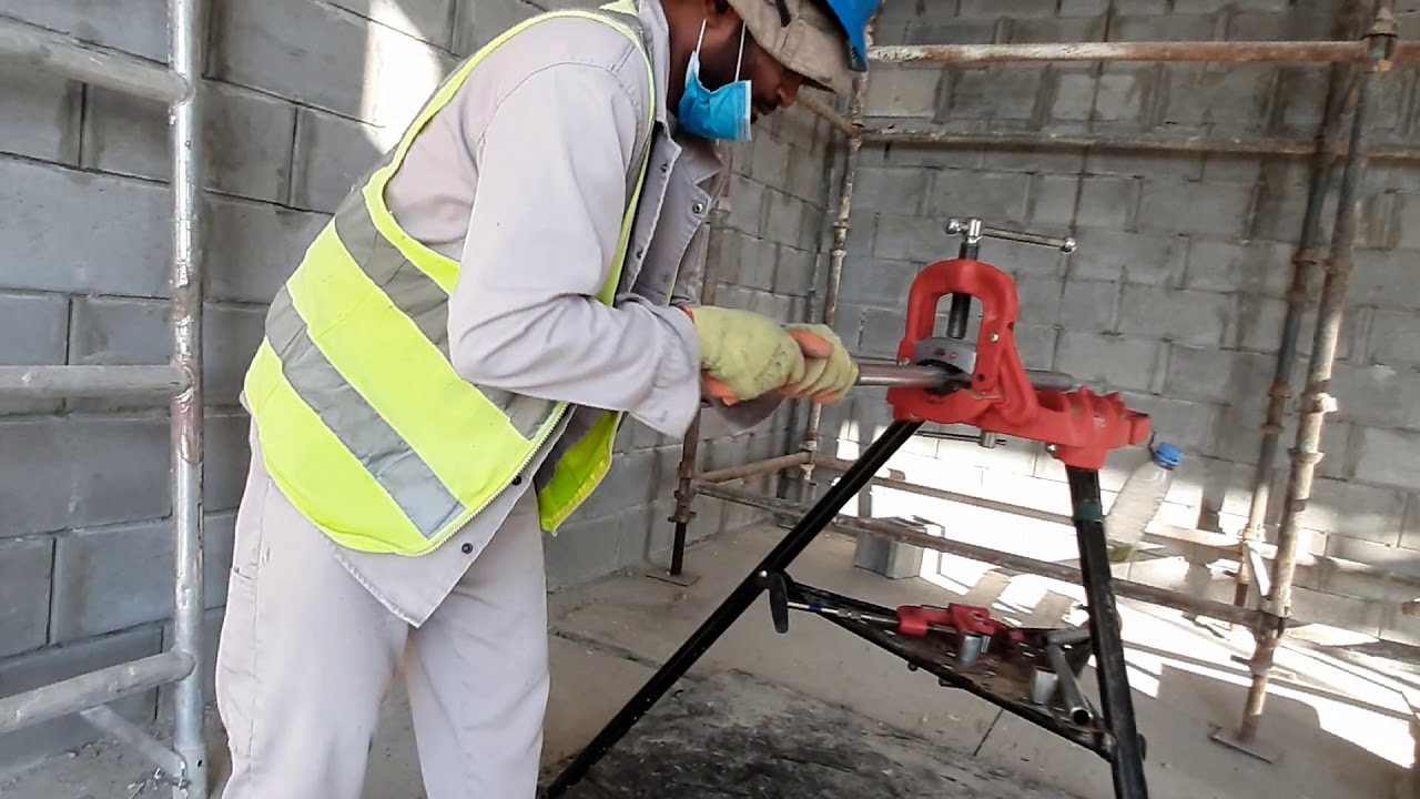 Hand threading rigid pipe/conduit YouTube