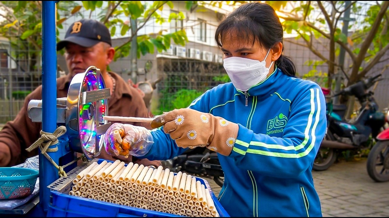 Уникальный Вьетнам: Паровой пирог, который «извергается» прямо с мотоцикла!