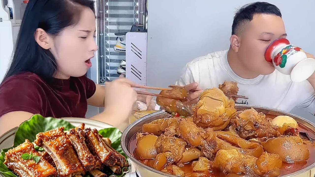 My stingy husband won't let me eat braised beef trotters, so he can try lots of chili peppers