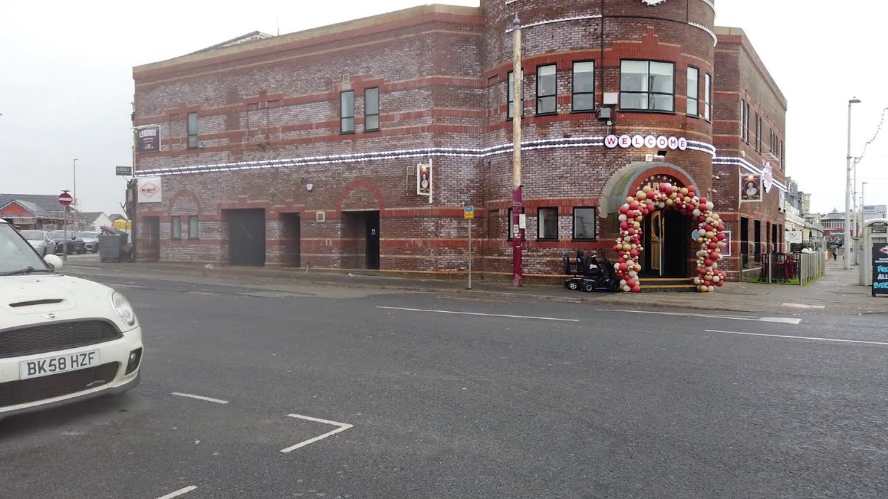 blackpool central pier and foxhall area and a peep inside ma kelly"s on