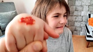 Esila Sihir Yaparak Kayboluyor Sihirli Güçleri Var