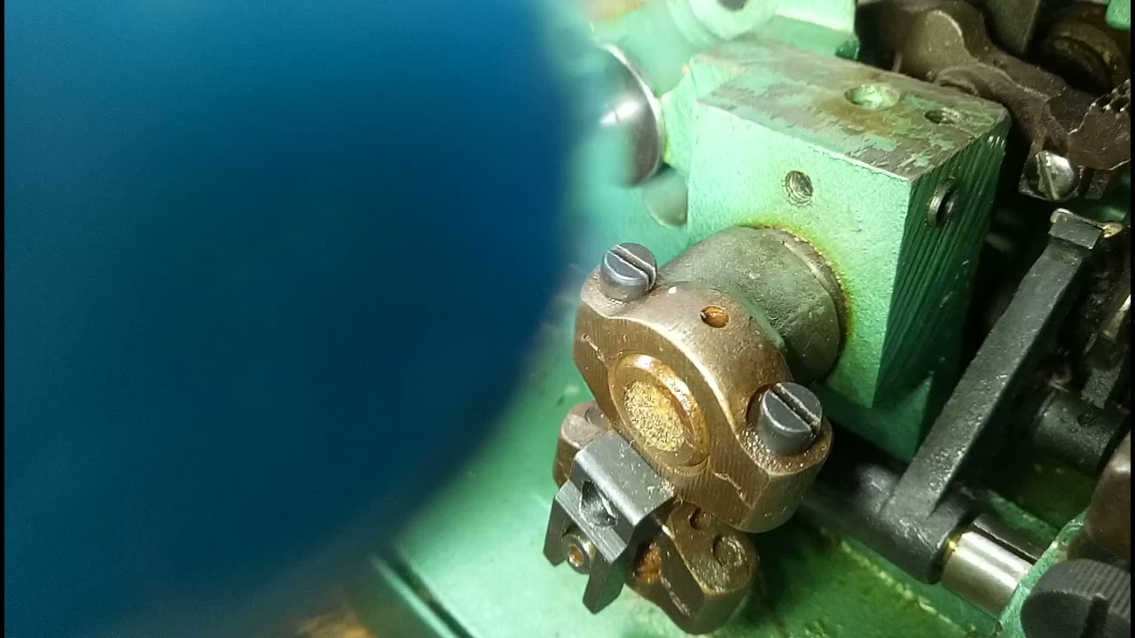 إنها مهتمة جدًا بتعديل ماكينة خياطة الأوفرلوك.C'est très intéressé réglage la machine à coudre