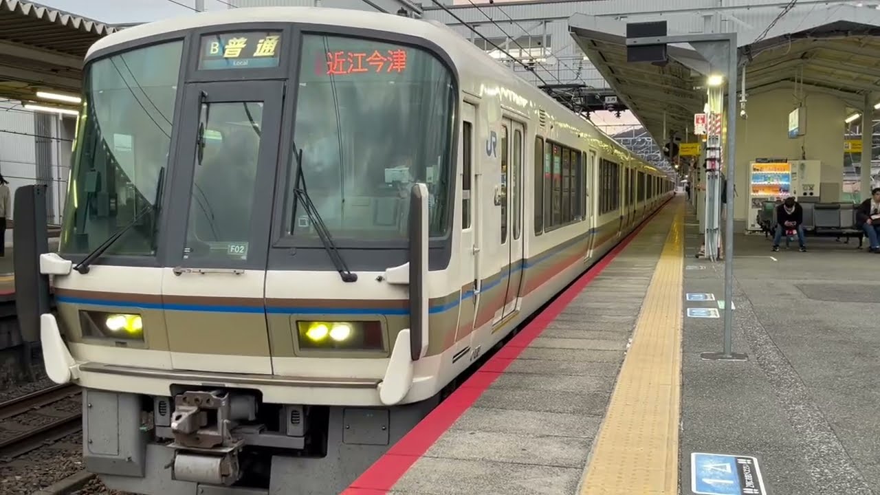 湖西線普通列車(近江今津行き､221系６両)・山科駅を発車