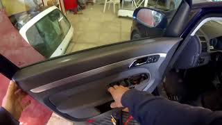 Volkswagen Touran (2003-2015) door panel removal