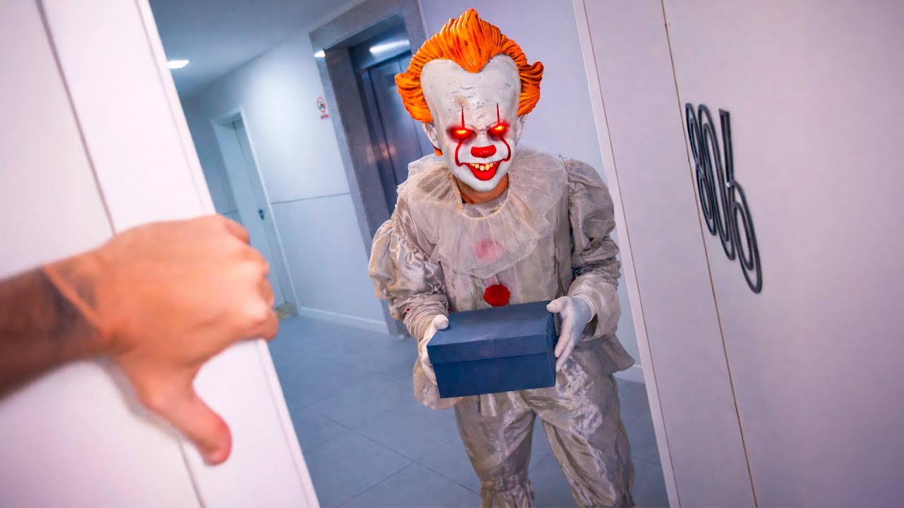 O PALHAÇO Deixou Uma CAIXA MISTERIOSA Na Frente De Casa...