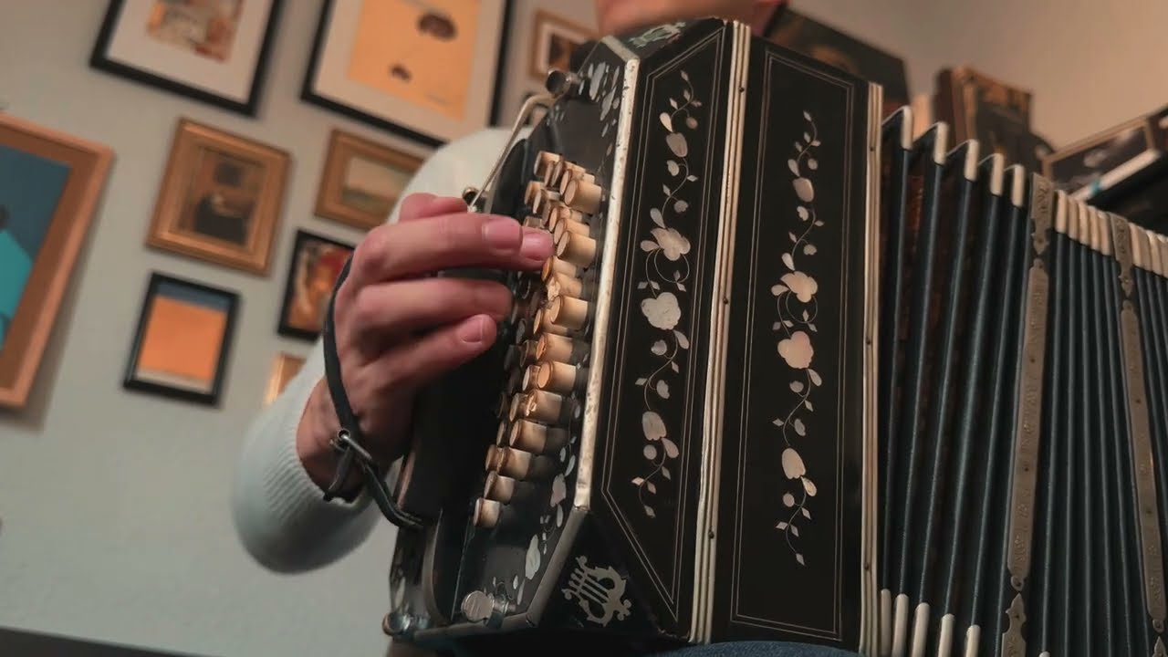 ROUET – A Bandoneon Waltz by Claudio Constantini auf YouTube ansehen ROUET – A Bandoneon Waltz by Claudio Constantini auf YouTube ansehen
