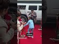 الممثلة الشابة تسقط على السجادة الحمراء ثم تعود بطريقة مفاجئة أمام معجبيها