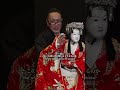 女性人形の手に“隠された仕掛け”。