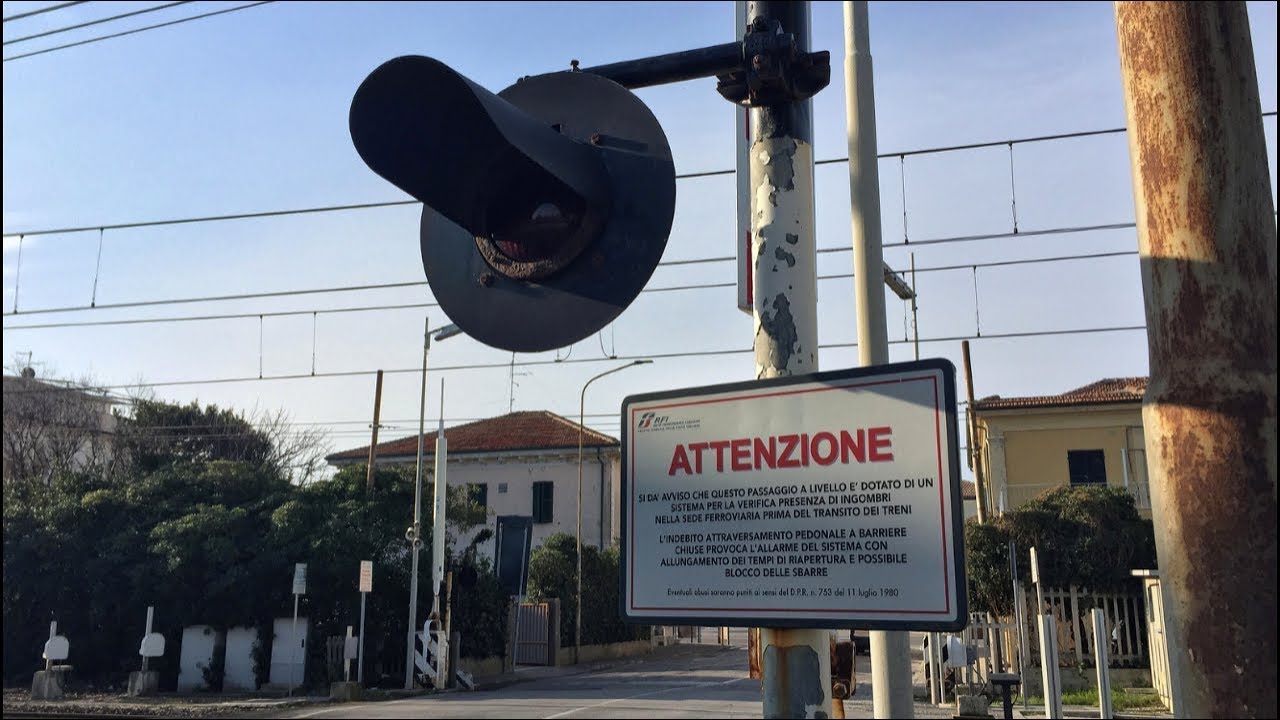 Stazione di Marotta Mondolfo: l' ultimo PL a Sbarre della Rimini - Ancona!