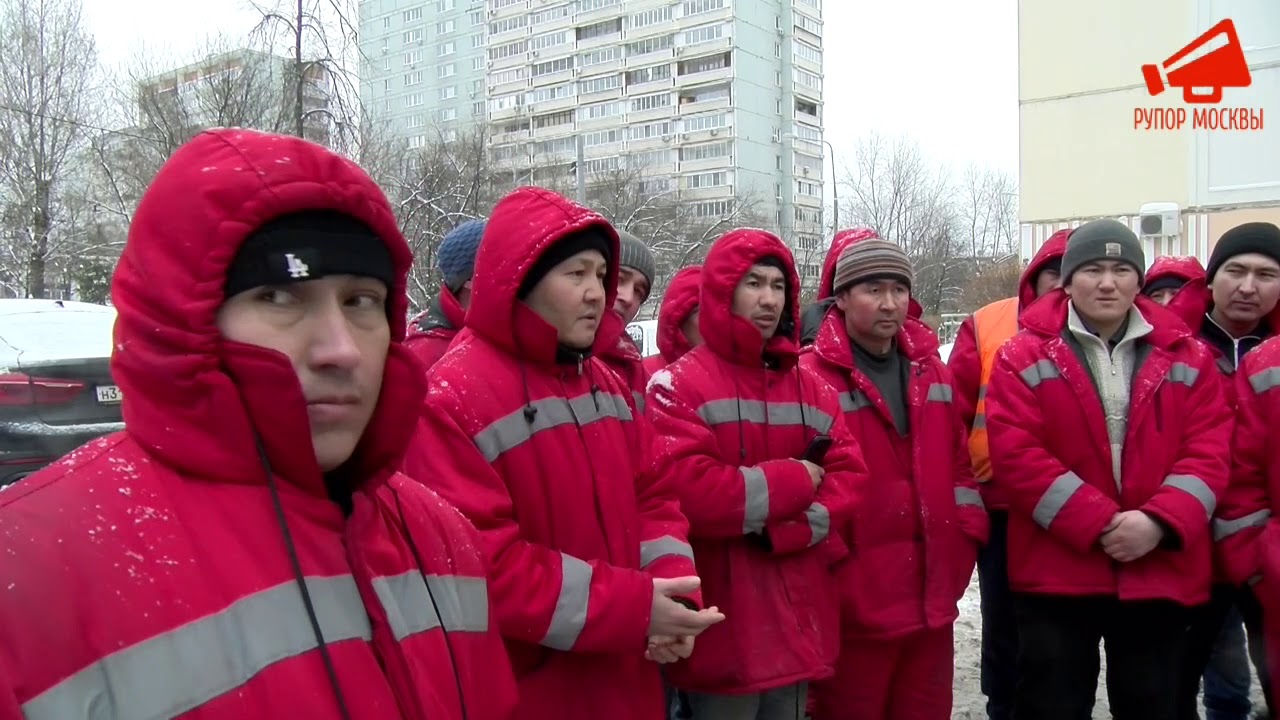 Разговор протестующих дворников с главой управы Нагорного района Москвы