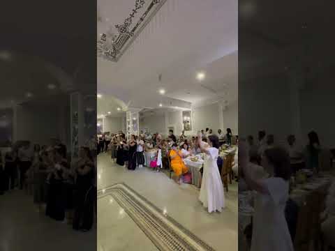 Главное на свадьбе - это поддержка гостей, особенно в такие трогательные моменты