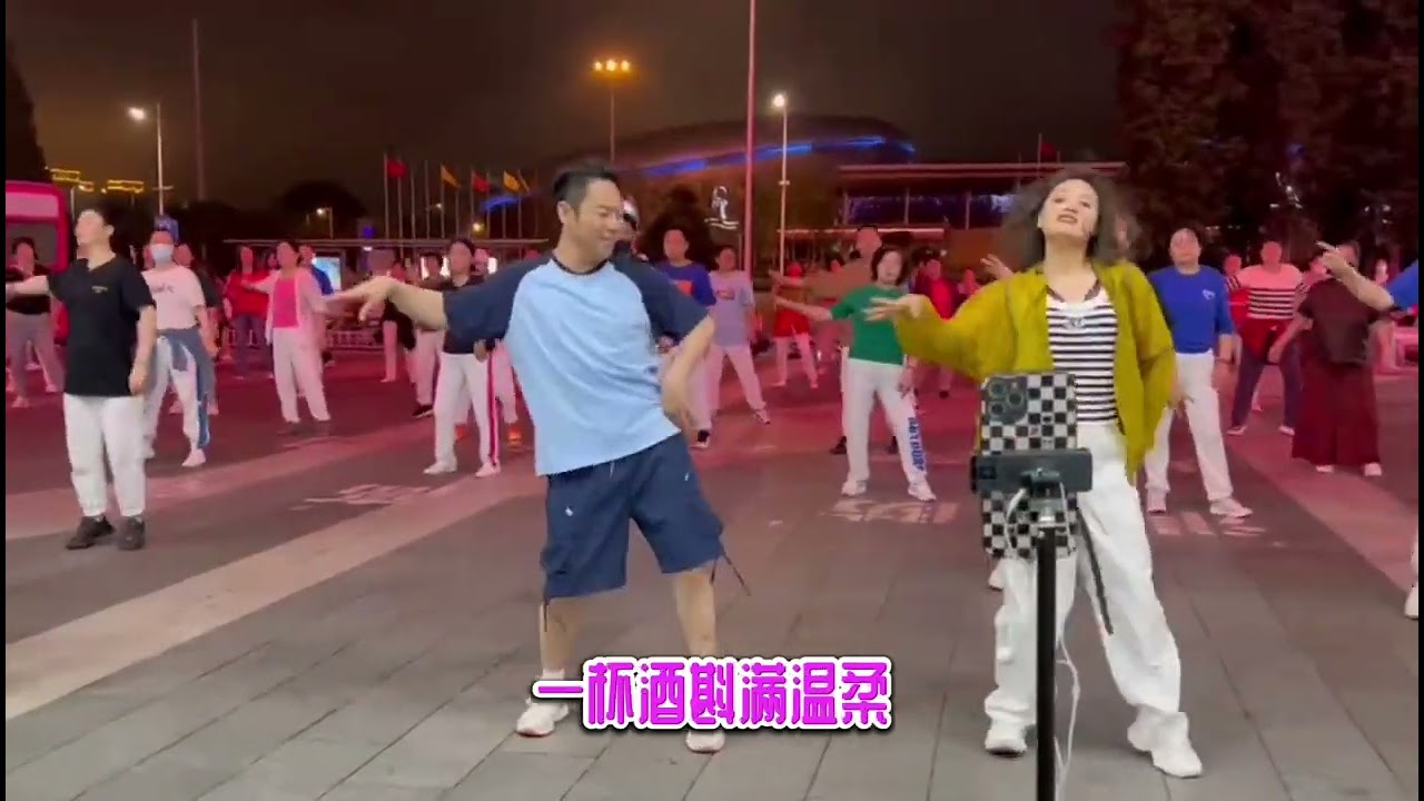 今天这首曲子由我和小兔来带领啦，美女帅哥组合也养眼！