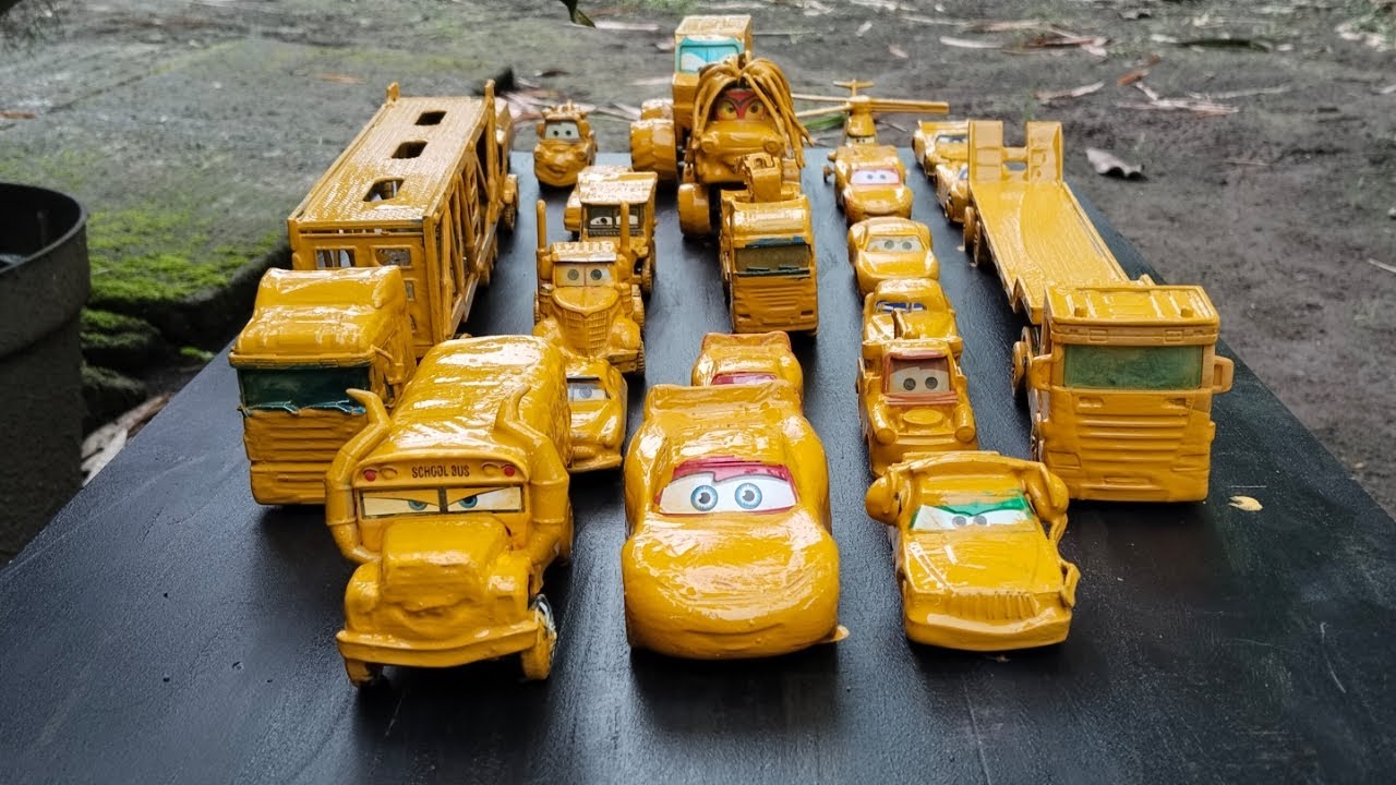 Clean up minicars & disney pixar cars convoy! Play in the garden