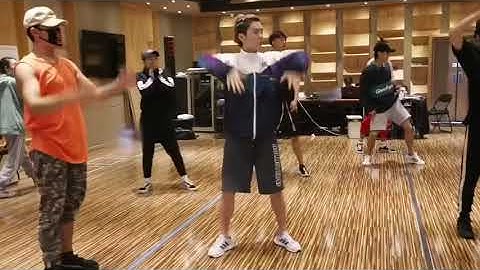 Thumbnail of LuHan鹿晗_《RRE：X》02