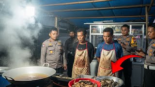 SOLO IS IN A MESS!! THIS ROADSIDE STALL TURNS OUT NOT ONLY SELLING CATFISH PECEL, BUT...